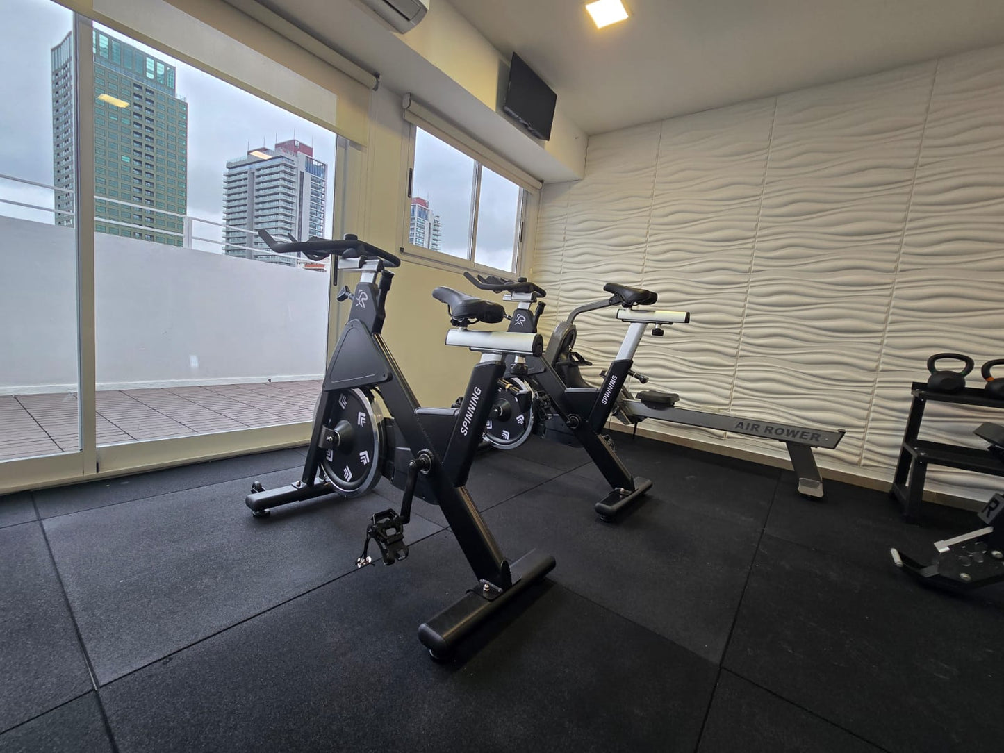 Piso PREMIUM de caucho reciclado antideslizante gimnasios crossfit placa 1x1mt 10mm