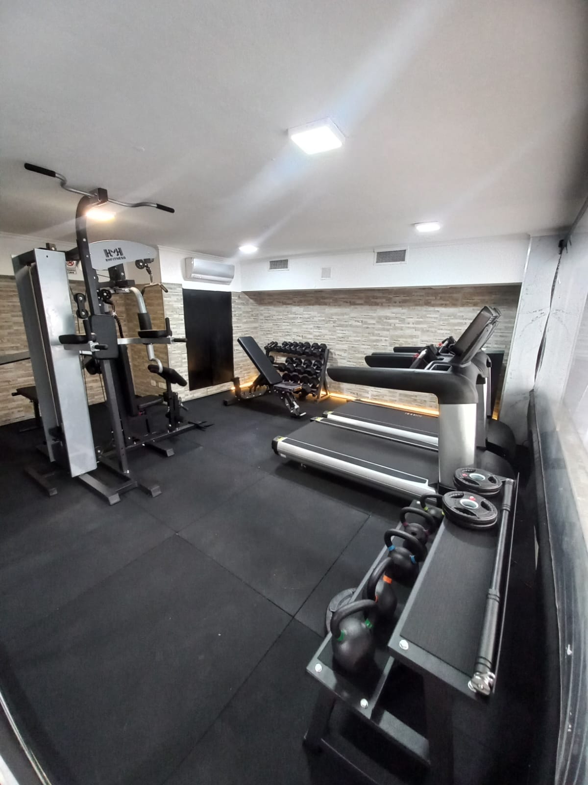 Piso PREMIUM de caucho reciclado antideslizante gimnasios crossfit placa 1x1mt 10mm